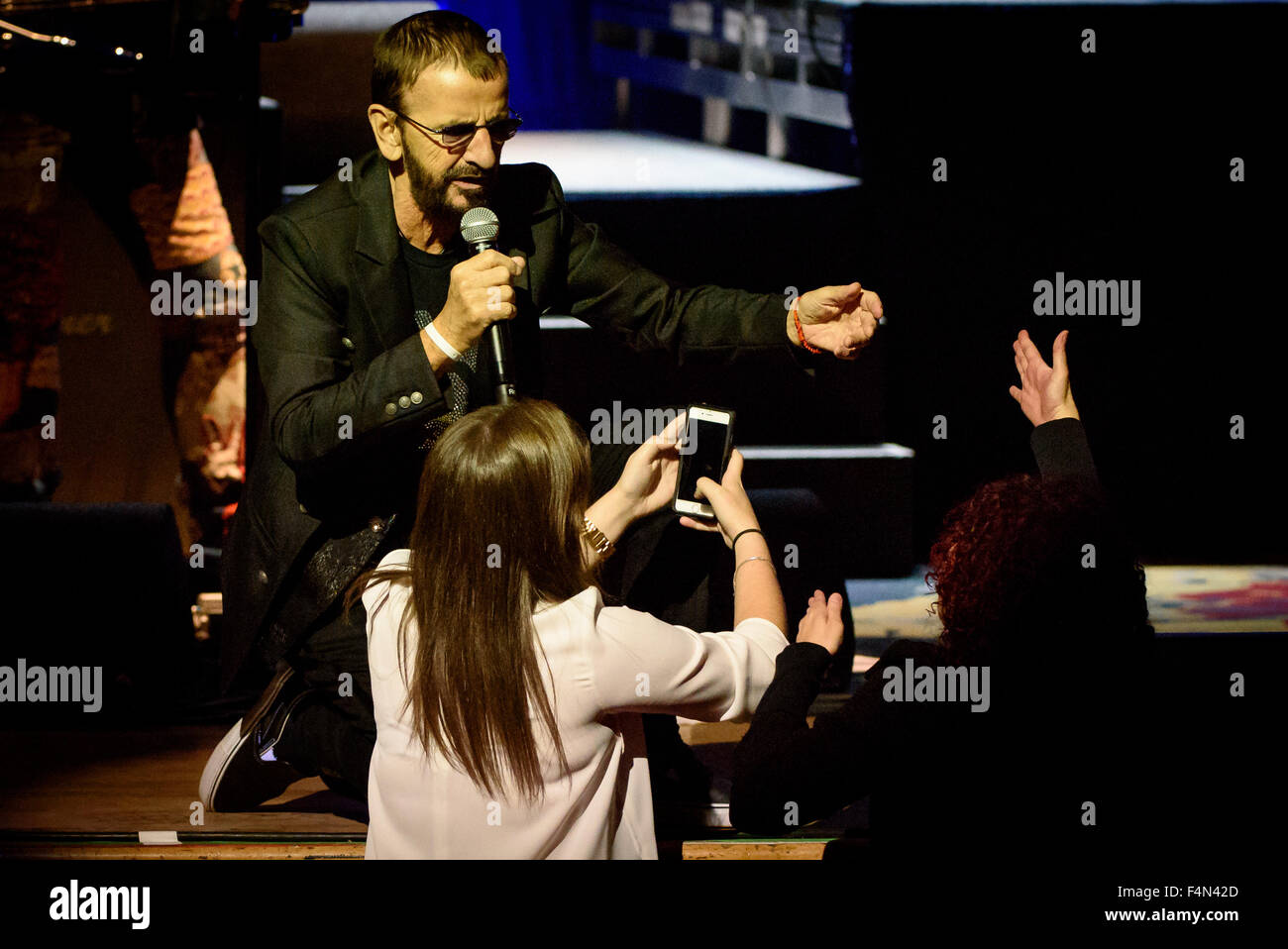 Toronto, Ontario, Canada. 20 Oct, 2015. Ex Beatle, batteur, chanteur et Ringo Starr effectuée sold out show avec son All Stars Band historique au Massey Hall à Toronto. Membres du groupe : Steve Lukather, GREGG ROLIE, Todd Rundgren, RICHARD PAGE, WARREN HAM, GREGG BISSONETTE Crédit : Igor Vidyashev/ZUMA/Alamy Fil Live News Banque D'Images