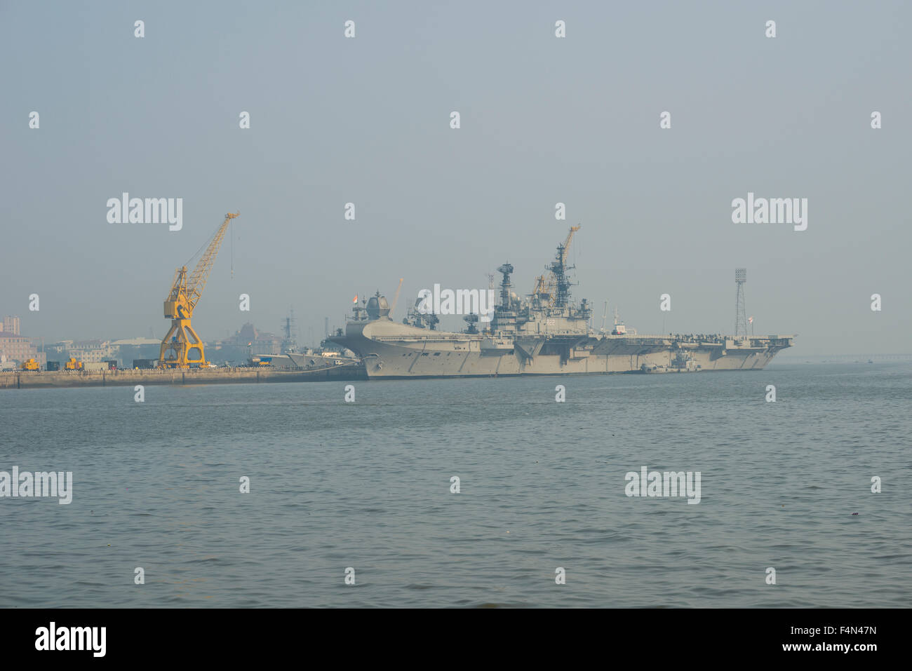 Un porte-avions ancré dans le port marine Banque D'Images