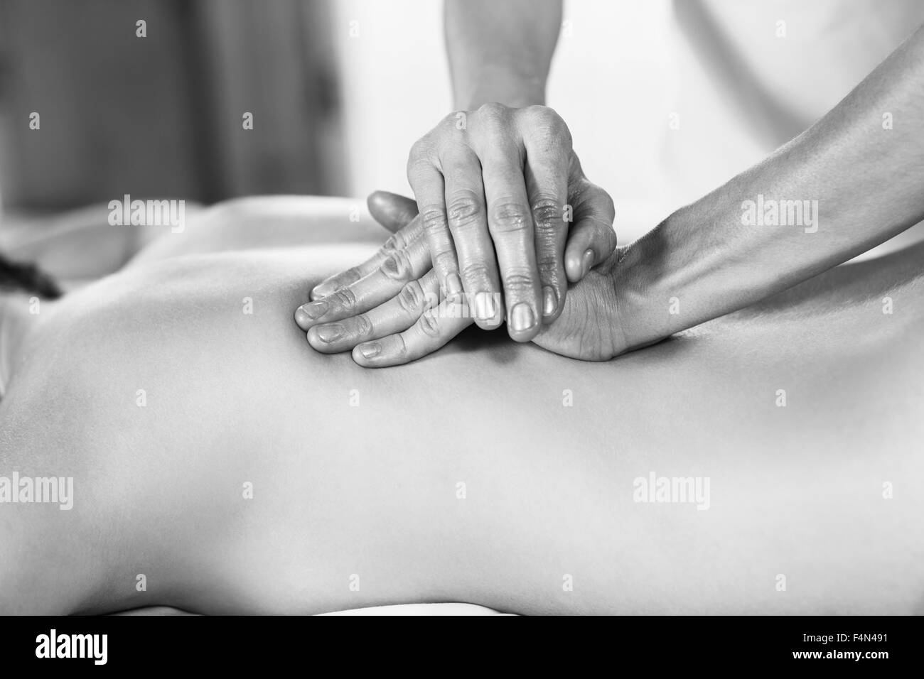 Woman getting back massage au spa Banque D'Images