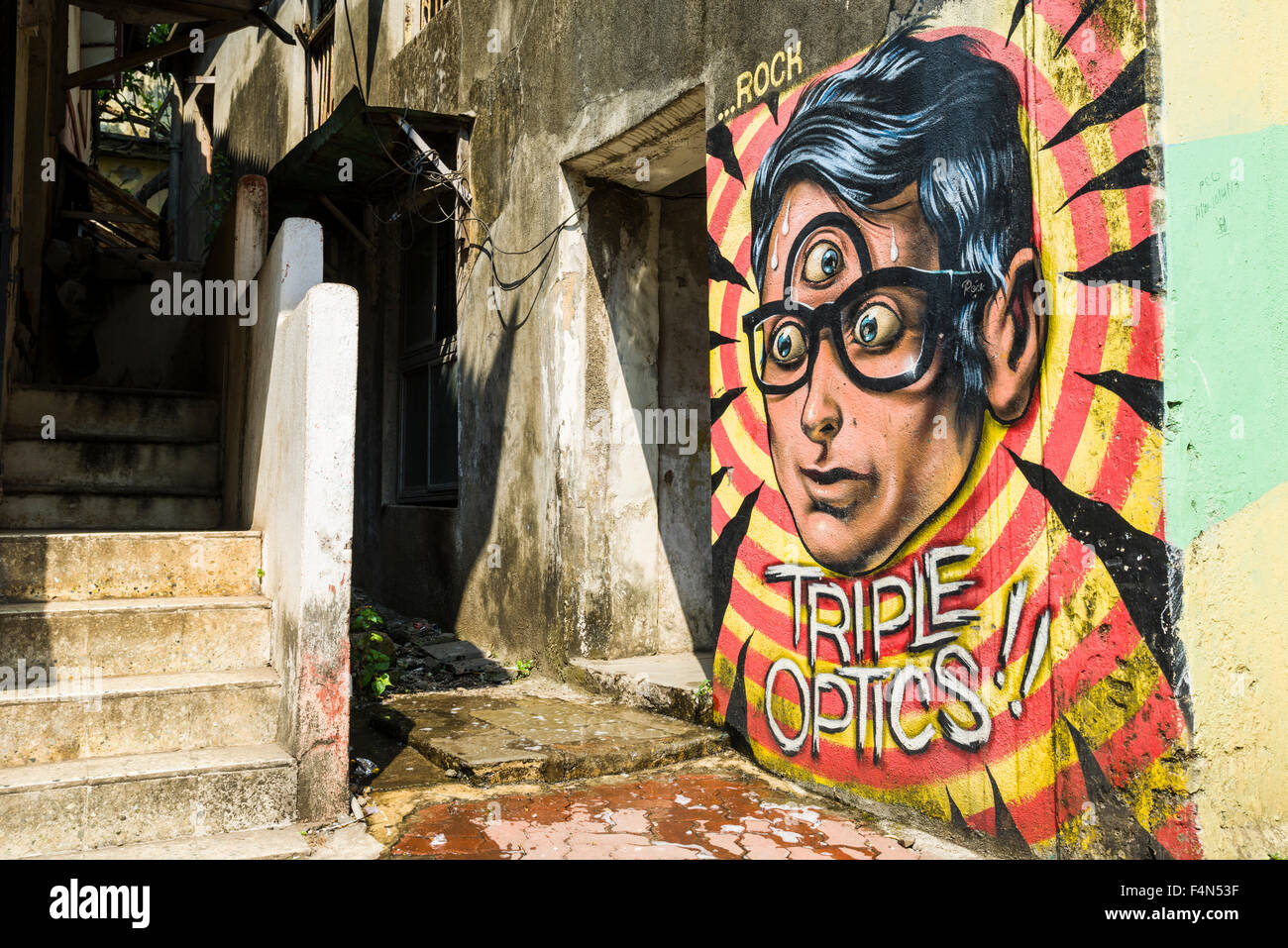 Un portrait d'un garçon graffity avec 3 yeux dans une maison de la banlieue de Bandra Banque D'Images