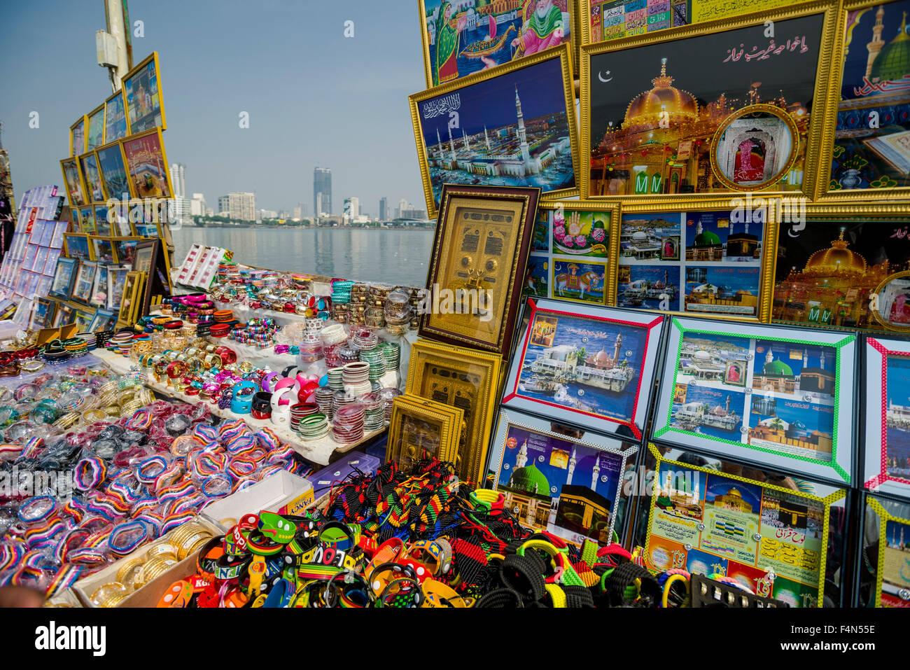 Souvenirs religieux en vente sur l'allée menant à l'Haji Ali dargah, le tombeau de saint musulman le pir Haji Ali Shah bukhari Banque D'Images