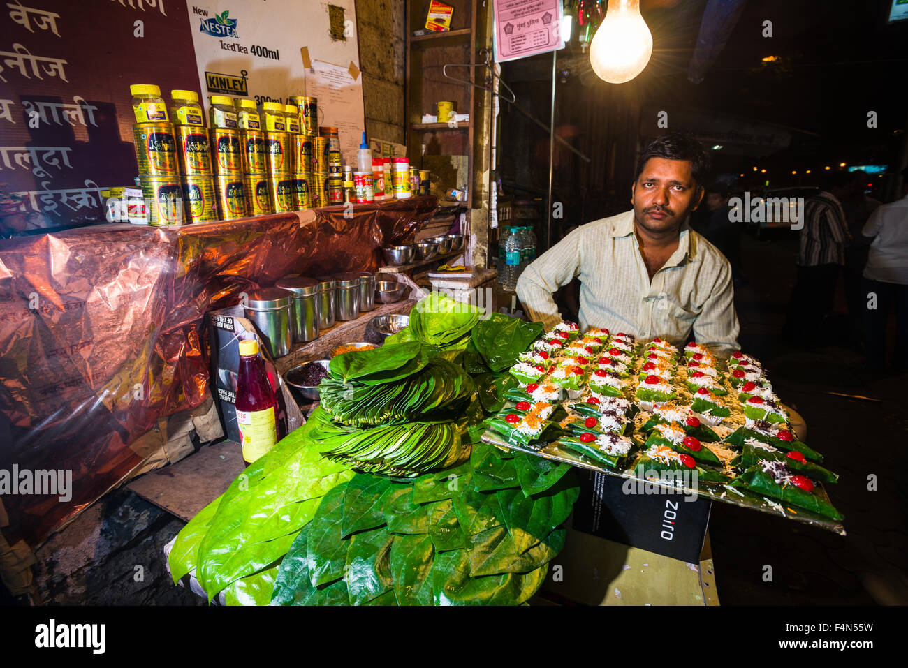 Un streetvendor est la vente de pan, le bétel, dans le quartier colaba Banque D'Images