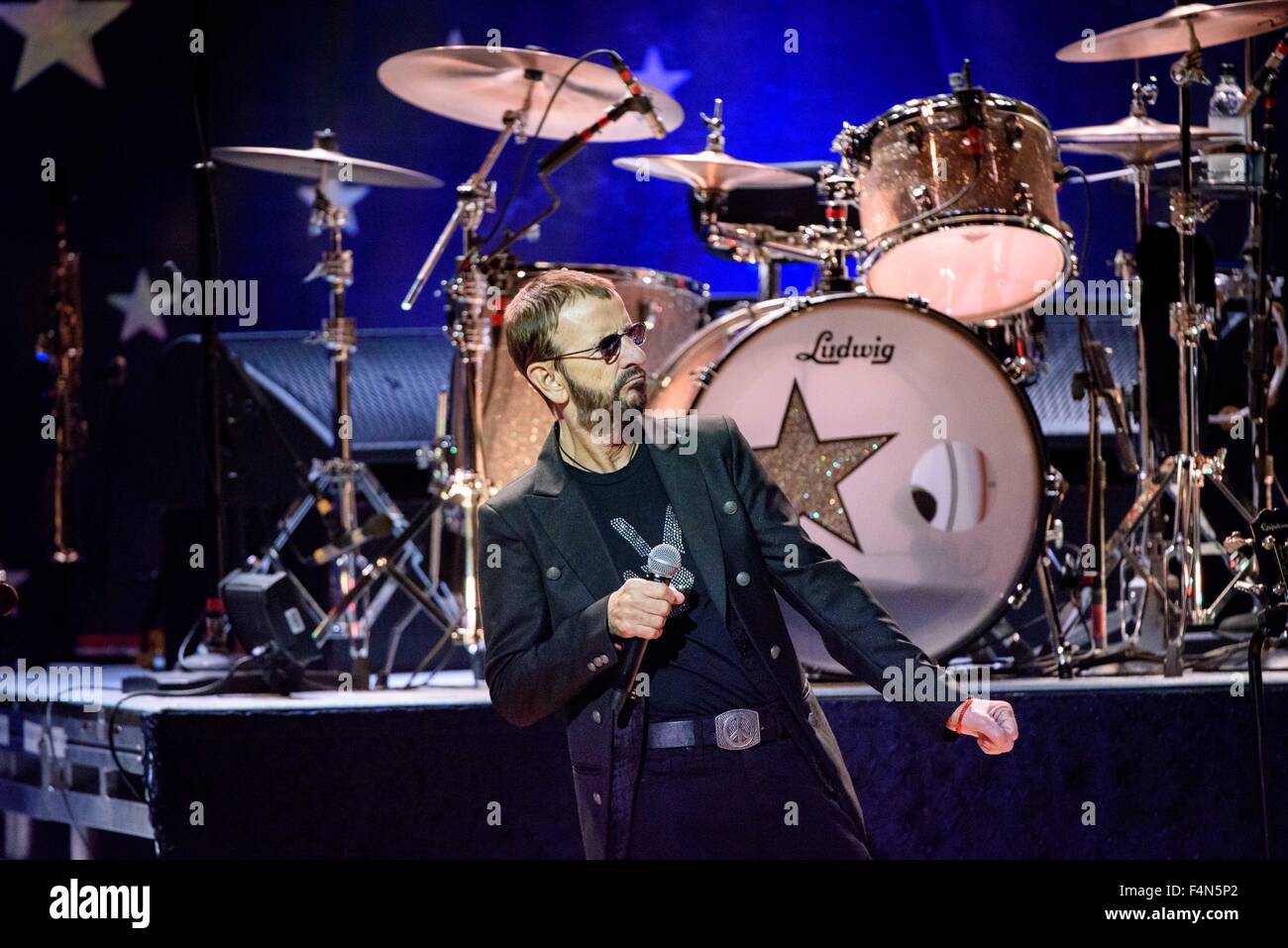 Toronto, Ontario, Canada. 20 Oct, 2015. Ex Beatle, batteur, chanteur et Ringo Starr effectuée sold out show avec son All Stars Band historique au Massey Hall à Toronto. Membres du groupe : Steve Lukather, GREGG ROLIE, Todd Rundgren, RICHARD PAGE, WARREN HAM, GREGG BISSONETTE Crédit : Igor Vidyashev/ZUMA/Alamy Fil Live News Banque D'Images