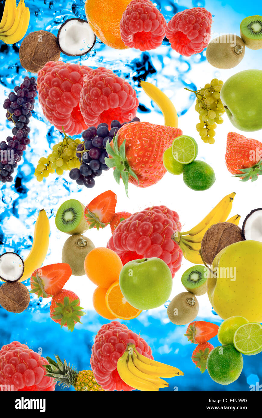 Régime salade, menthe verte,Concept thé, épices, fruits secs et noix, tasse de café à la cannelle , Fruit Banque D'Images