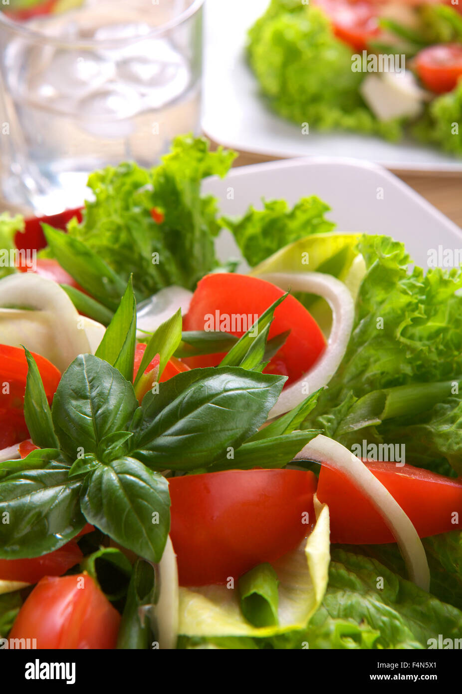 Régime salade, menthe verte,Concept thé, épices, fruits secs et noix, tasse de café à la cannelle , tasse de thé Banque D'Images