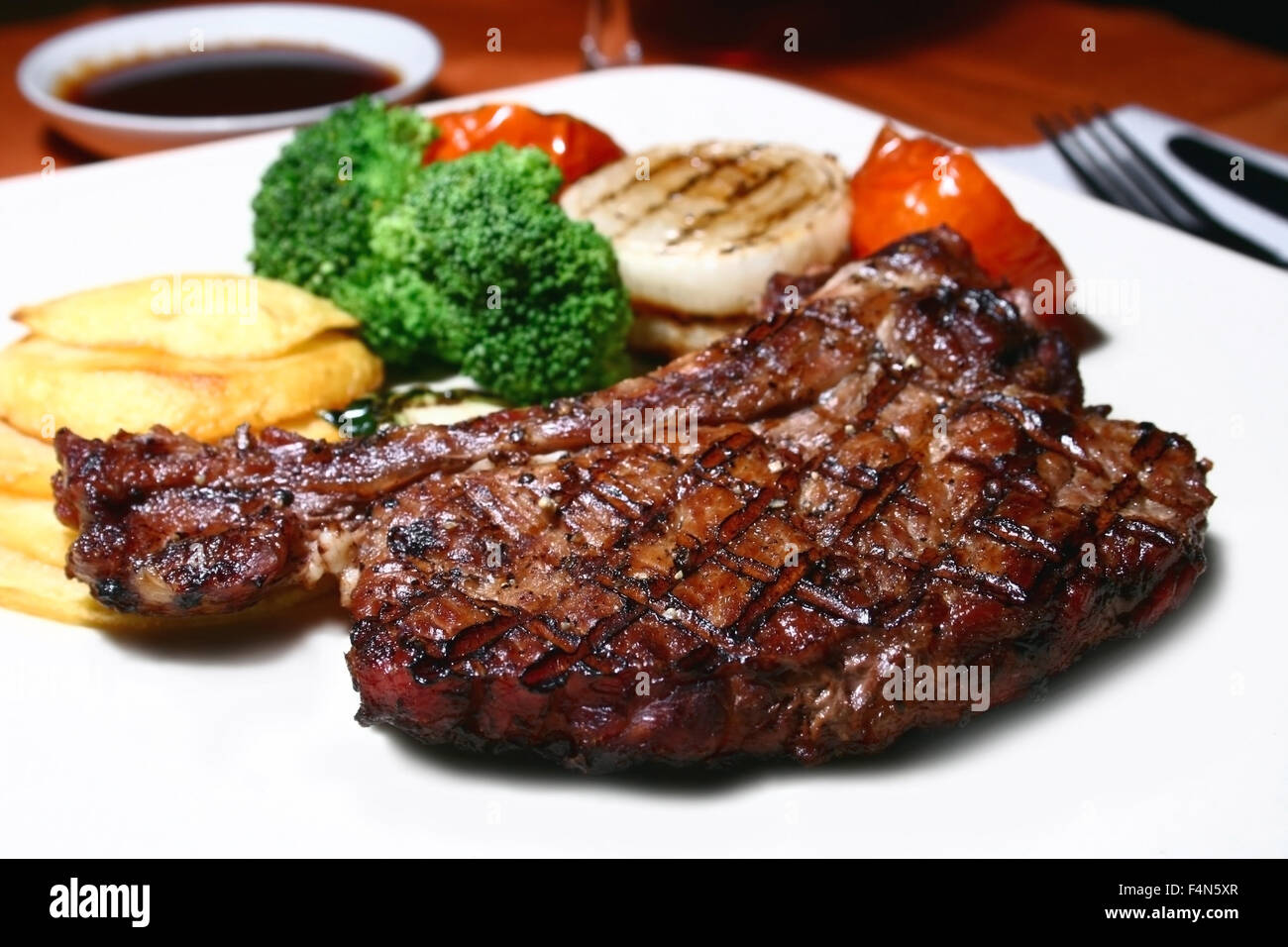 Régime salade, menthe verte,Concept thé, épices, fruits secs et noix,tasse de café de cannelle , une salade de viande, Installations pour Barbecue Banque D'Images