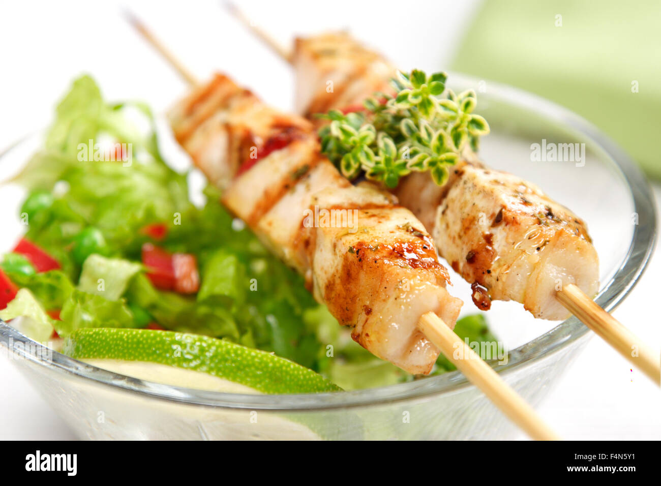 Régime salade, menthe verte,Concept thé, épices, fruits secs et noix,tasse de café de cannelle , une salade de viande, Installations pour Barbecue Banque D'Images