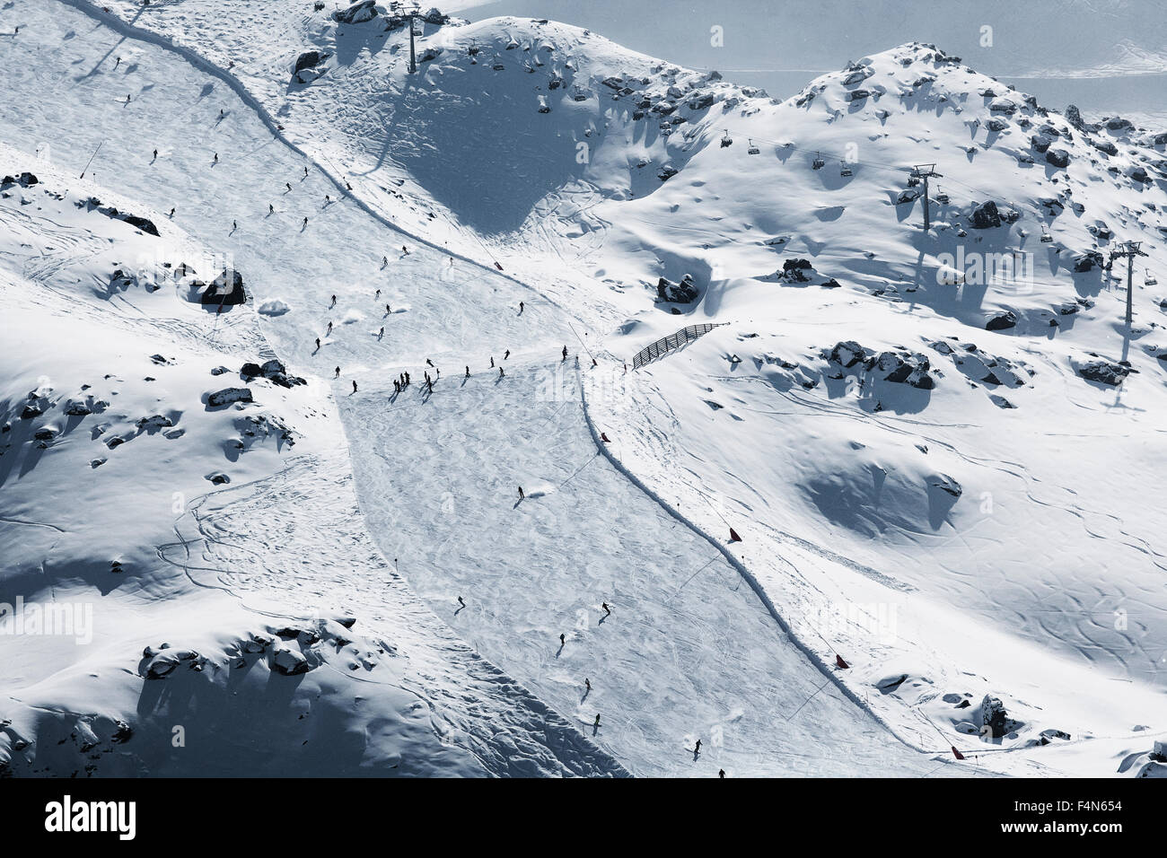 Autriche, Tyrol, Ischgl, skieurs sur pente en paysage d'hiver Banque D'Images