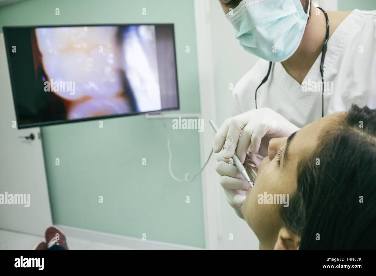Dentiste l'examen de la bouche d'un patient avec une caméra intrabuccale  Photo Stock - Alamy