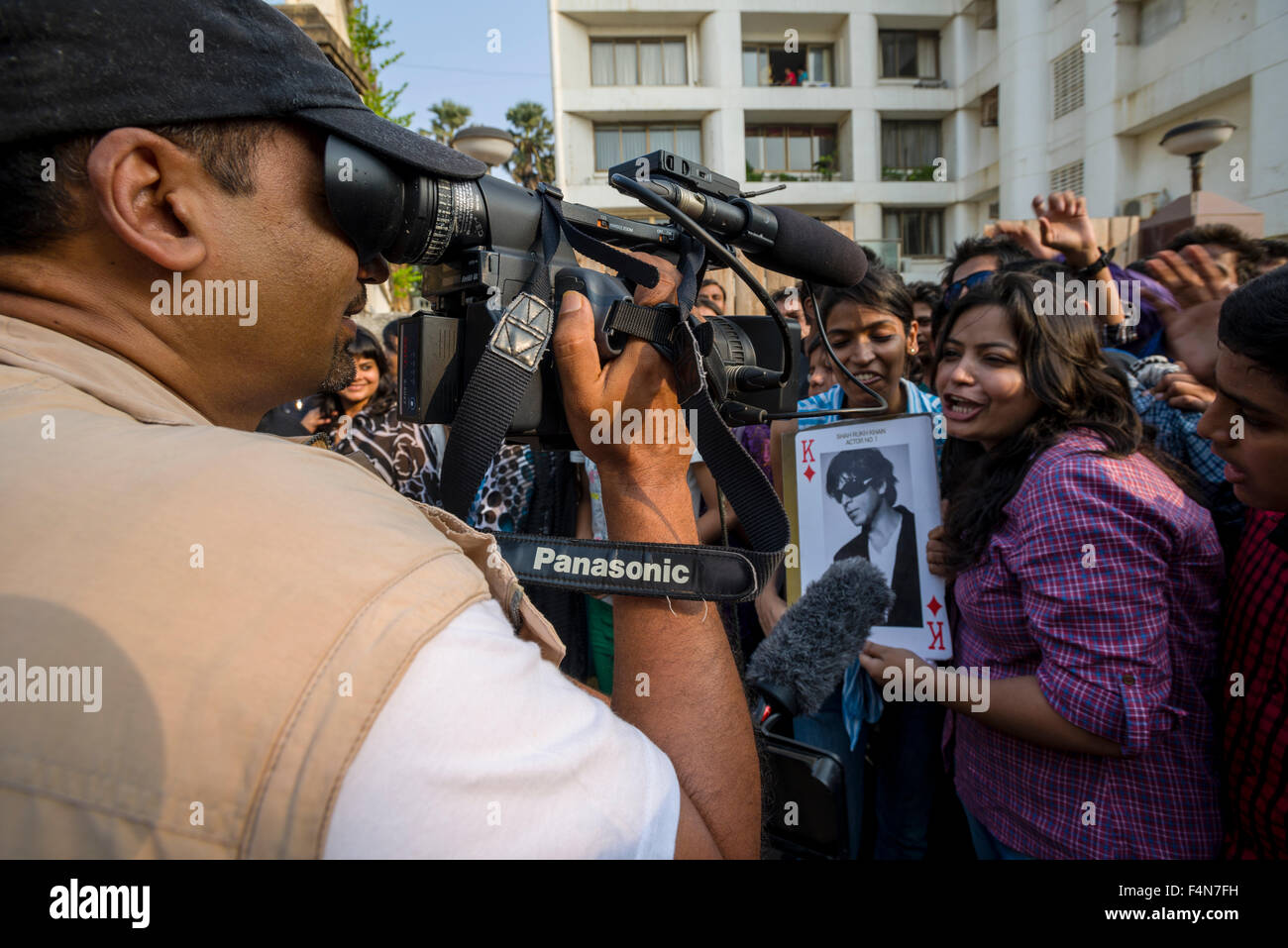 Les équipes de télévision sont des fans de tournage qui se rassemblent à la porte de la villa de Shahrukh Khan à son anniversaire dans la banlieue de Bandra Banque D'Images