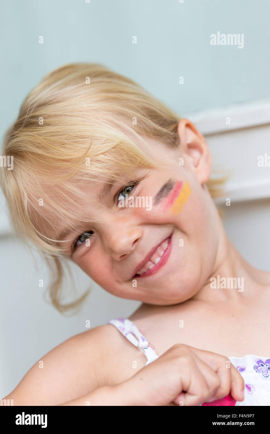 Portrait de petite fille blonde avec drapeau allemand peint sur sa joue Banque D'Images