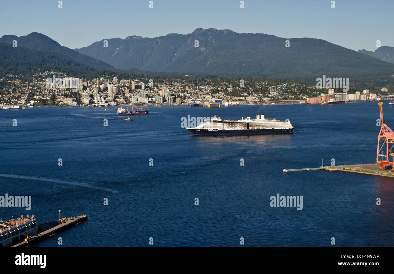 Bateau de croisière dans les eaux de l'Inlet Burrard à Vancouver, Canada. La côte nord des montagnes et de la ville. Côte Ouest canadienne. Banque D'Images