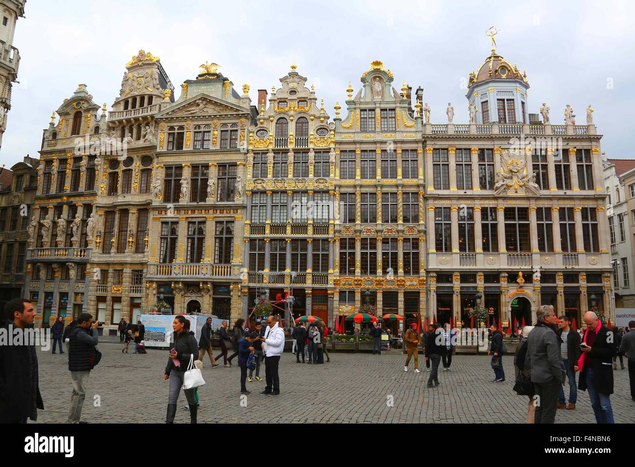 Bruxelles. 20 Oct, 2015. Photo prise le 20 octobre 2015 montre la Grand-Place après restauration à Bruxelles, capitale de la Belgique. La restauration des façades de 1 à 7 de la Grand-Place a été terminé. © Gong Bing/Xinhua/Alamy Live News Banque D'Images