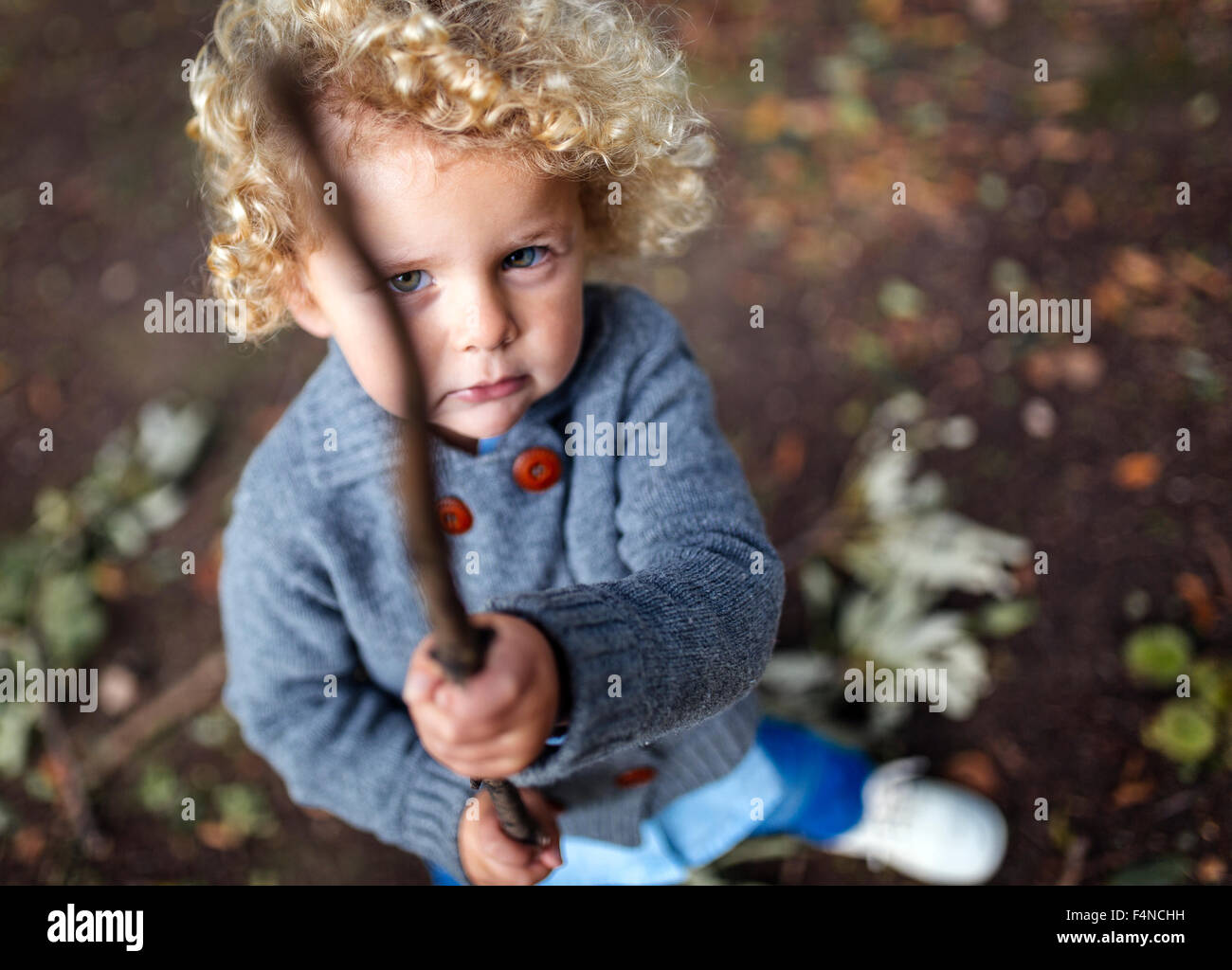 Portrait de jeune garçon tenant un bâton Banque D'Images