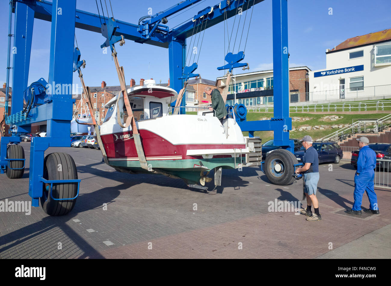 Petit bateau de plaisance en bandoulière sous palan avant de lancer, Bridlington Harbour East Yorkshire UK Banque D'Images