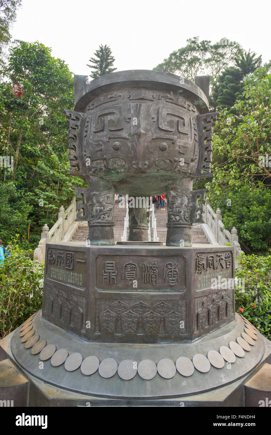 Trépied en face de statue du grand Bouddha Banque D'Images