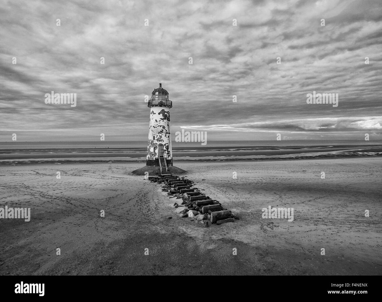 Phare abandonné à marée basse Banque D'Images