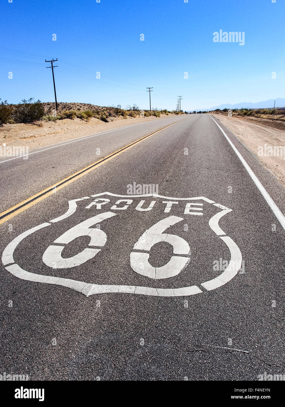 États-unis, Californie, Route 66 avec signe sur route, désert Banque D'Images