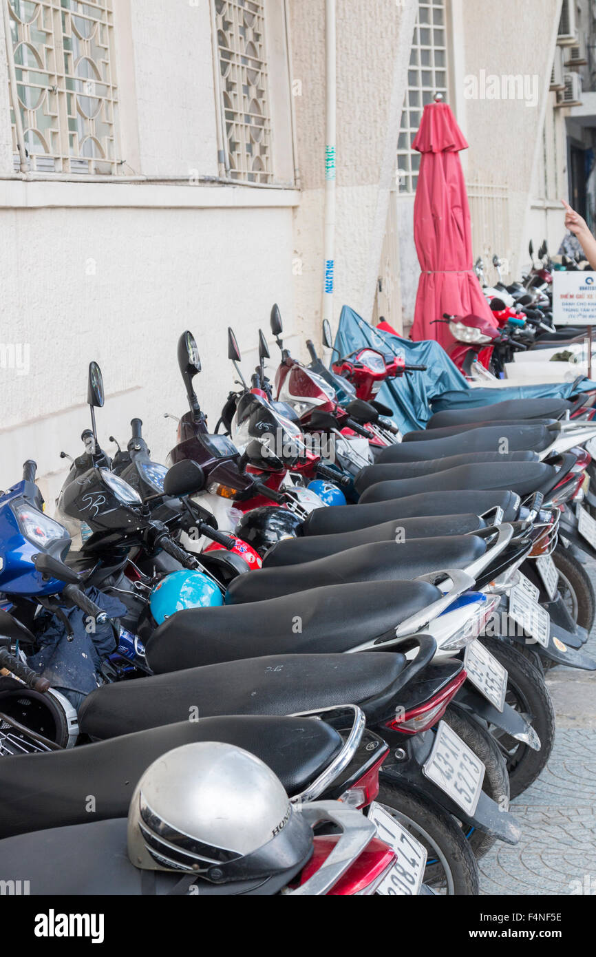 Rangée de scooters et motos garées à Ho Chi Minh Ville, Vietnam Banque D'Images