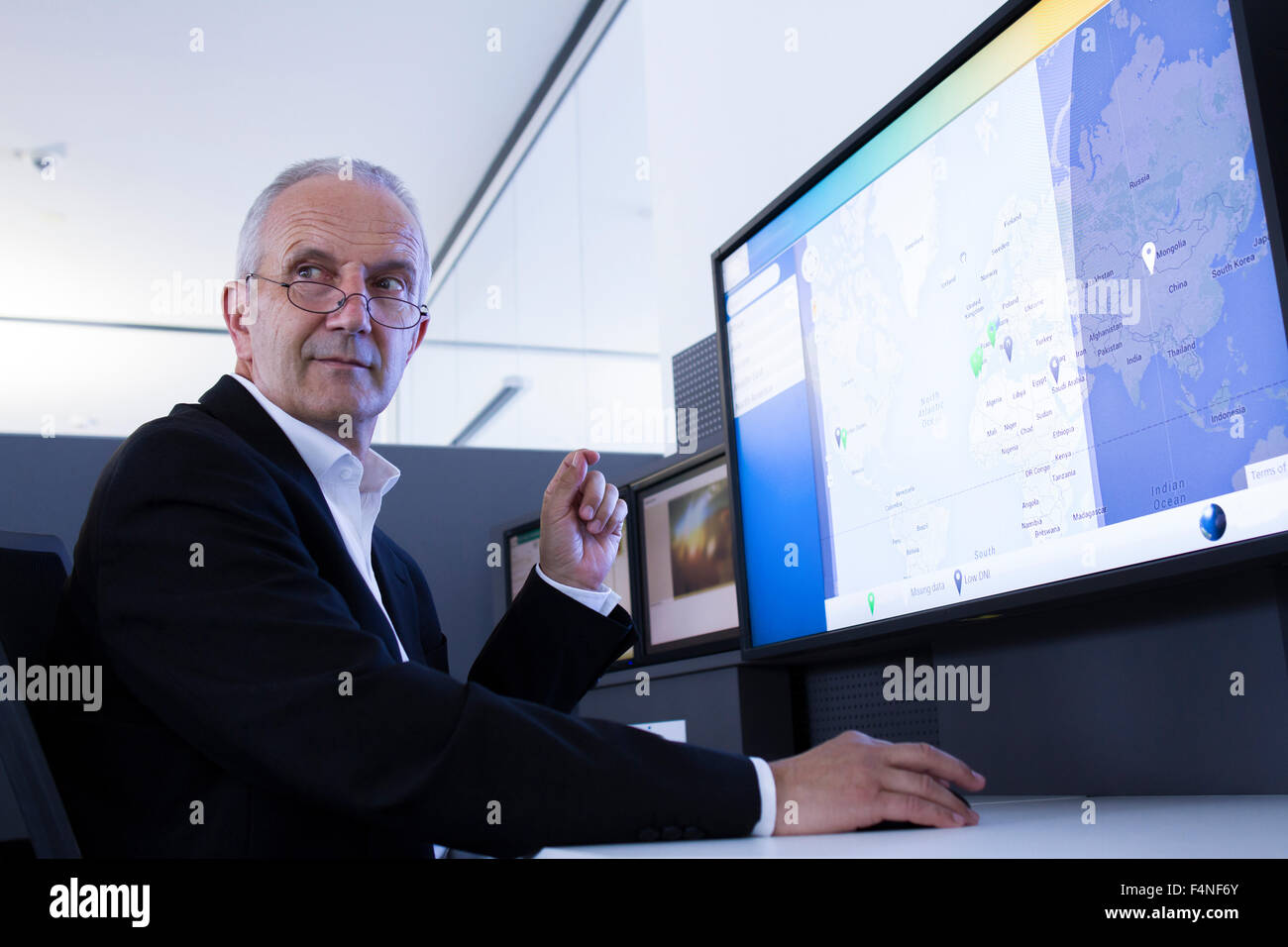Businessman in office à l'écran de l'ordinateur Banque D'Images