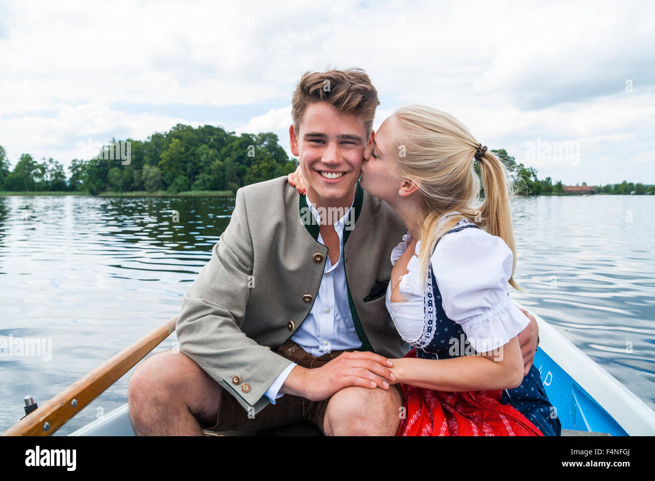 Allemagne, Bavière, jeune couple assis dans un bateau à rames sur Staffelsee Banque D'Images