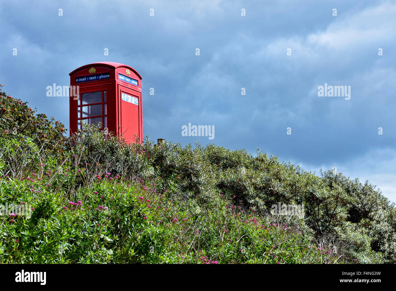 Vieux téléphone rouge fort dans le sud du Devon, pris près de Challaborough, UK Banque D'Images
