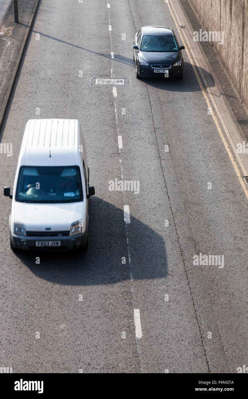 Chaussée à deux voies à partir de ci-dessus. Regardant vers le bas sur la circulation rapide sur un road, Leicester, England, UK Banque D'Images