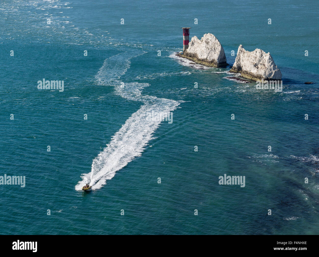 Les Aiguilles avec excès de hors-bord, laissant une ligne de mousse dans son service, à l'île de Wight, Angleterre, RU Banque D'Images