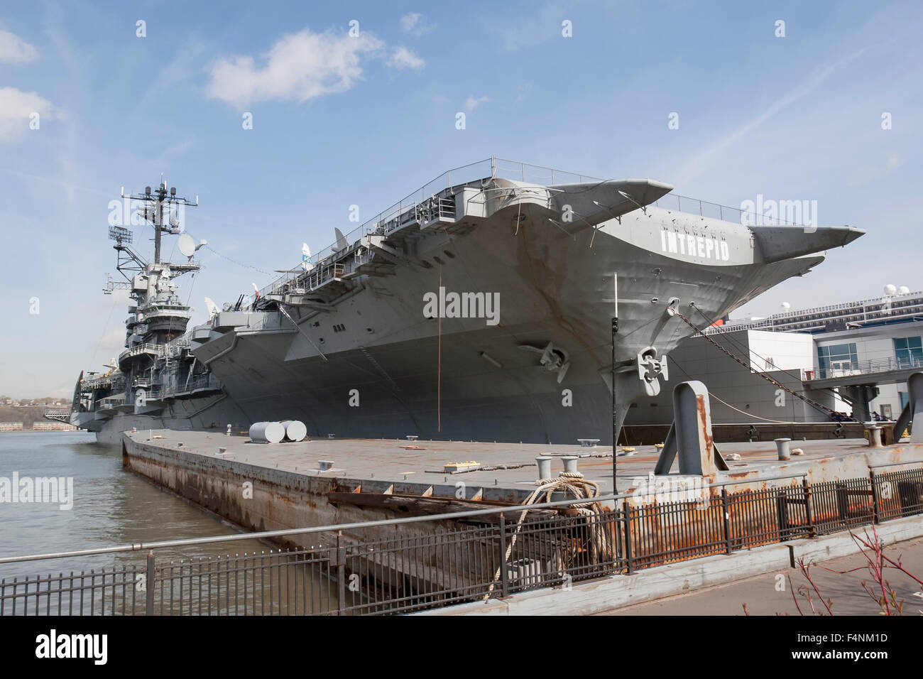 L'USS Intrepid bateau de la marine américaine, un porte-avions, situé à l' Intrepid Sea, Air and Space Museum de New York City, USA Photo Stock - Alamy