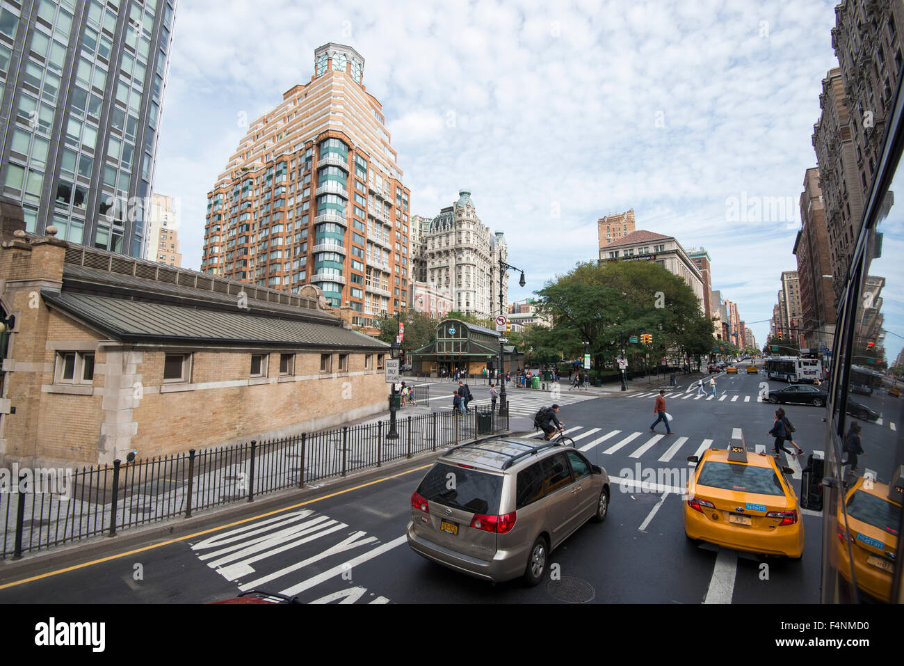 Amsterdam Avenue comme il traverse avec W 72nd Street et Broadway, New York USA Banque D'Images