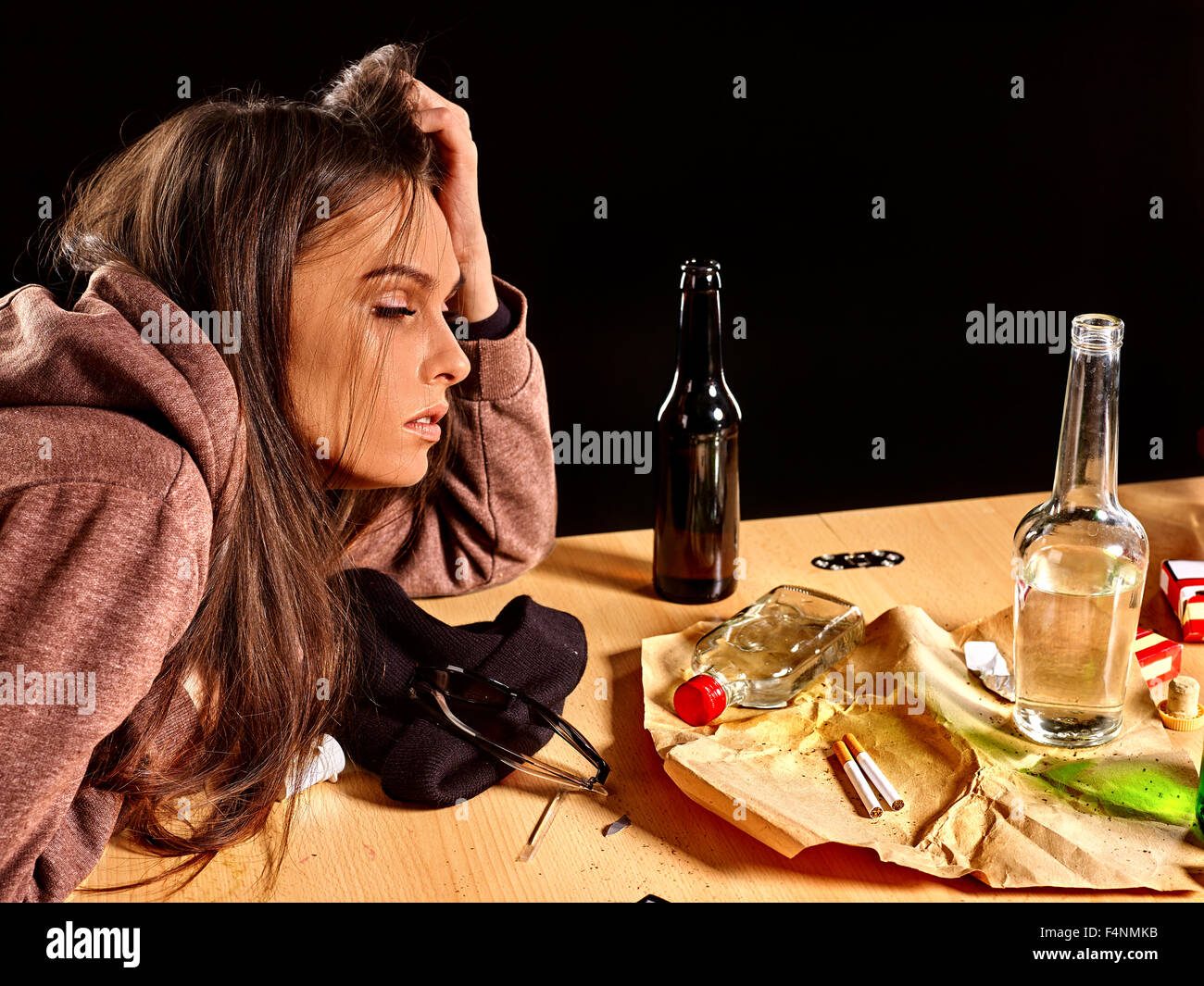 Fille avec les yeux fermés dans la dépression de boire de l'alcool Photo  Stock - Alamy