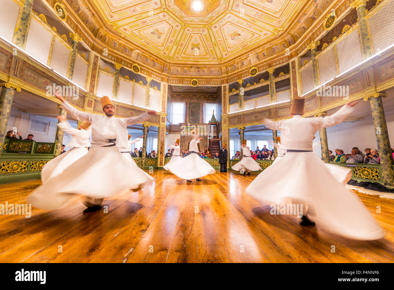 Derviches tourneurs de l'ordre Mevlevi soufie, Sema-Zerimonie, danse derviche, Sema, Mevlevihanesi Müzesi, Istanbul, Turquie Banque D'Images