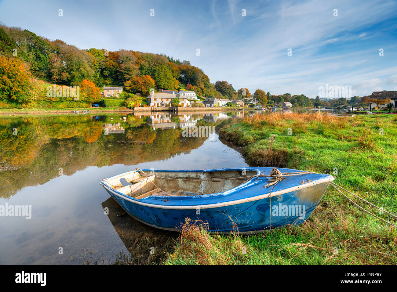 Couleurs d'automne et réflexions à Lerryn un village pittoresque sur la rivière Lerryn à Cornwall Banque D'Images