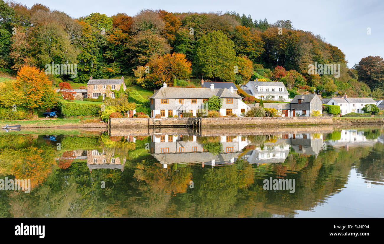 Réflexions d'automne d'une rangée de chalets sur la rivière Lerryn à Cornwall Banque D'Images