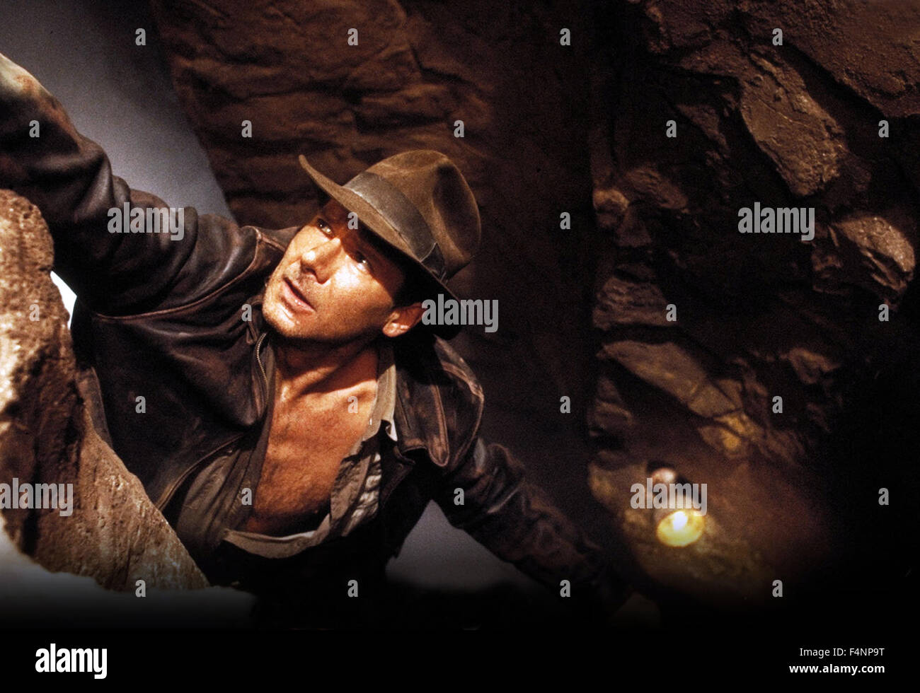 Indiana Jones et la dernière croisade est un film d'aventure américain de 1989 réalisé par Steven Spielberg, d'un article co-écrit par le producteur exécutif George Lucas. Cette photo est pour un usage éditorial uniquement et est l'auteur de la société film et/ou le photographe attribué par le film ou la société de production et ne peut être reproduite que par des publications dans le cadre de la promotion du film ci-dessus. Un crédit obligatoire pour l'entreprise de film est nécessaire. Le photographe devrait également être portés lorsqu'il est connu. Banque D'Images