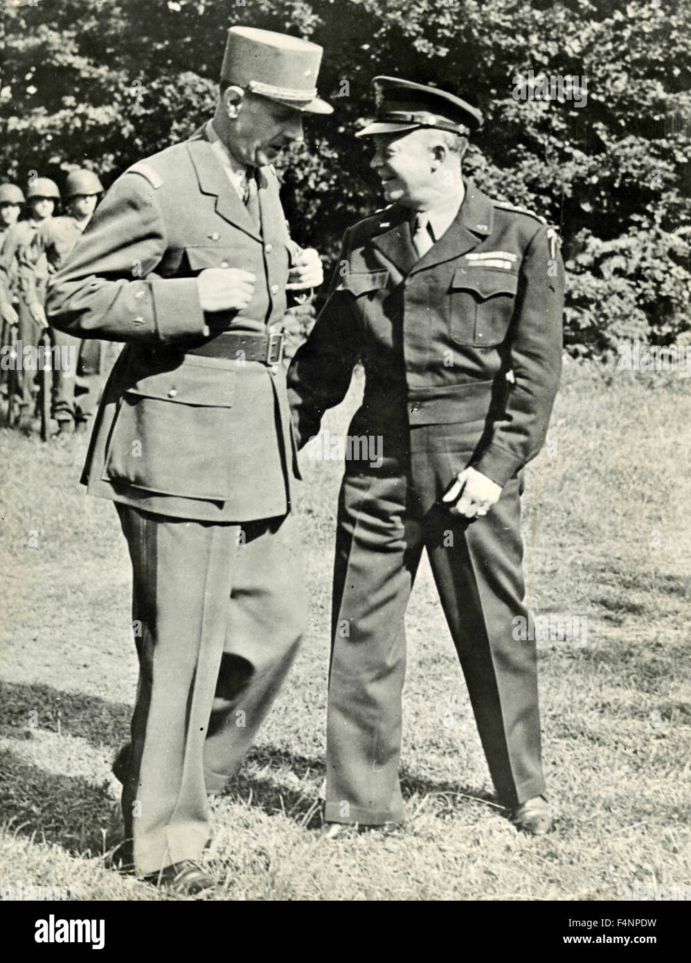 Le général français Charles de Gaulle parle à la général américain Dwight Eisenhower, France Banque D'Images
