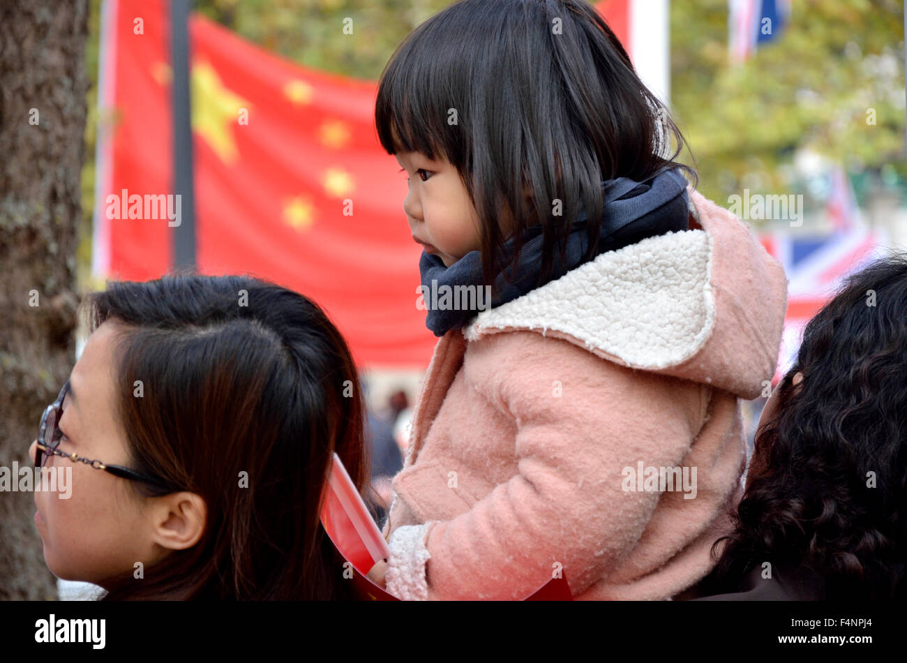 Londres Oct 20th 2015. Jeune fille chinoise au Président chinois Xi Jinping en visite à Londres le regarder passer dans le Mall Banque D'Images