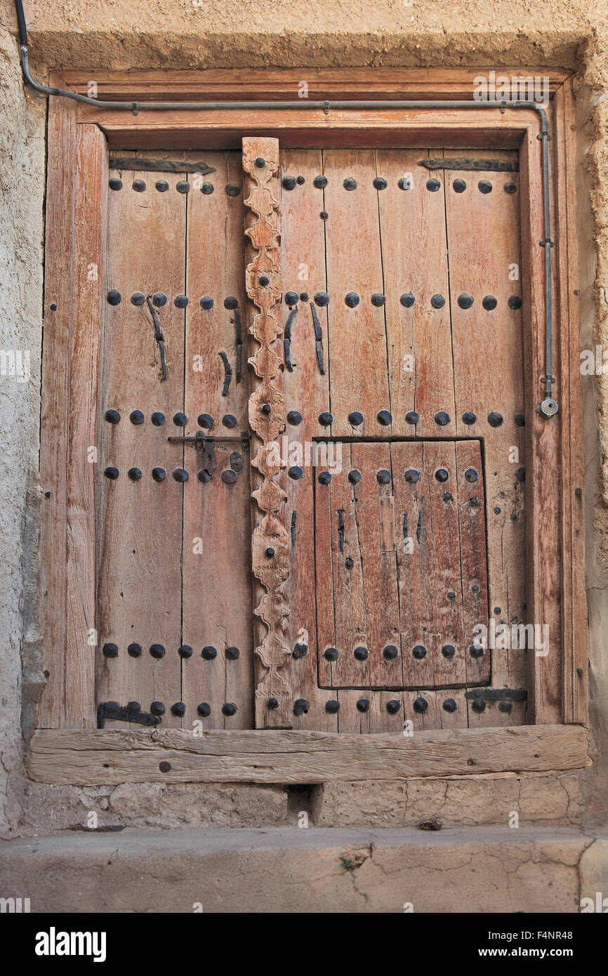Vieille porte en bois dans la cour, fort courage Muscat, Oman Banque D'Images