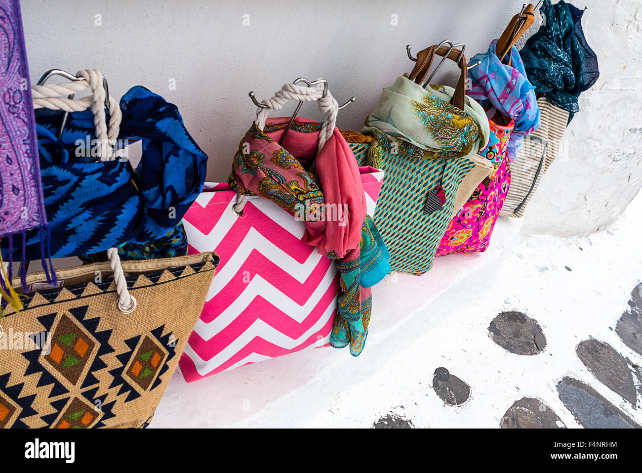 Sacs shopping aux couleurs vives à Mykonos Banque D'Images