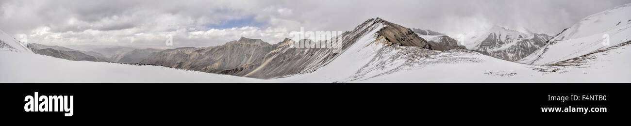 Panorama pittoresque de froid paysage montagneux de la chaîne de montagnes du Pamir au Tadjikistan Banque D'Images