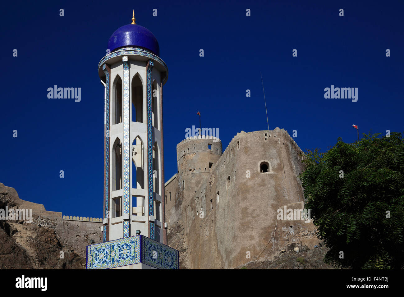 Minaret de la mosquée Masjid al-Khor et fort Mirani à Muscat, Oman Banque D'Images