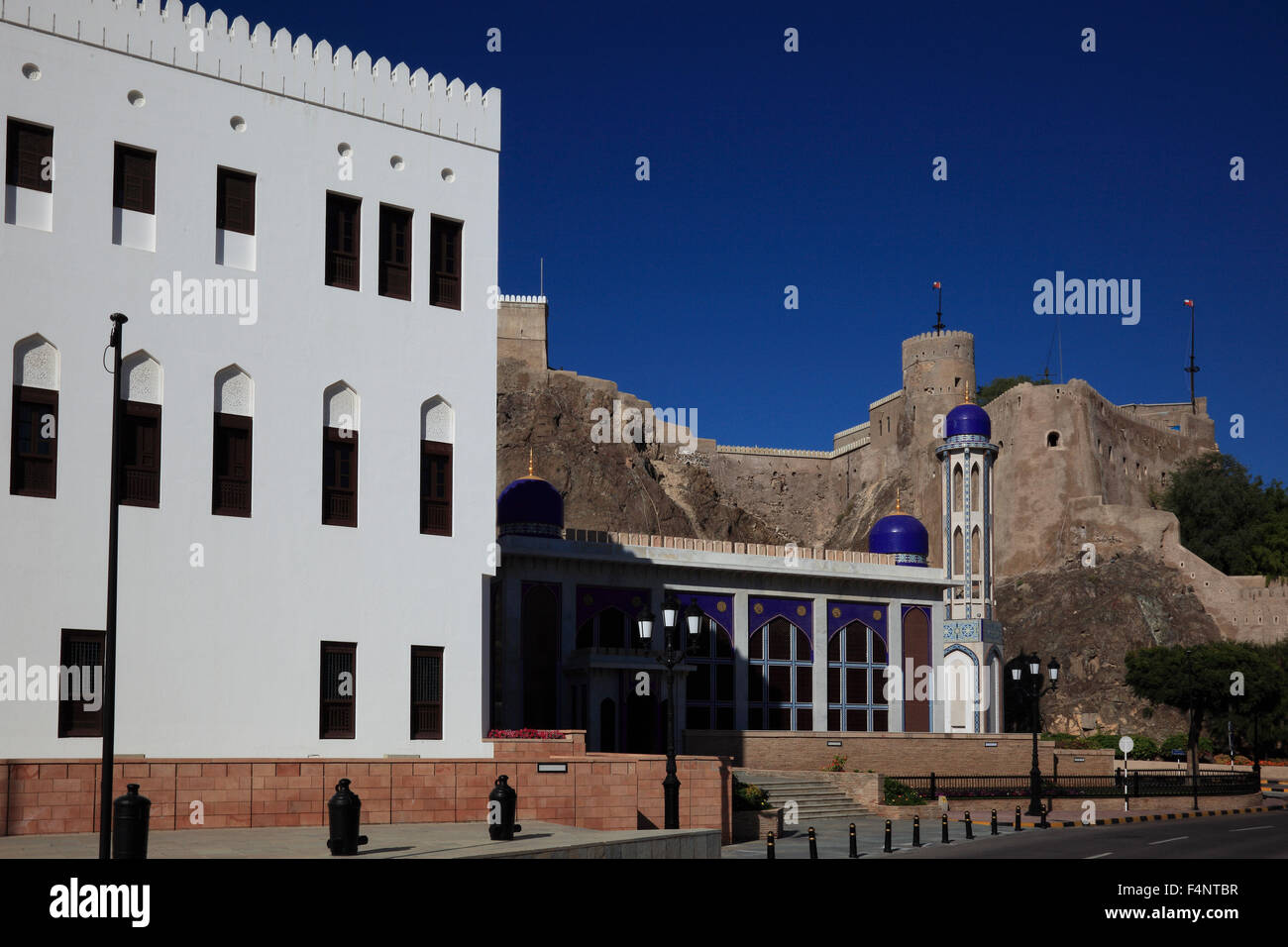 Bait Fransa, minaret de la mosquée Masjid al-Khor et fort Mirani à Muscat, Oman Banque D'Images