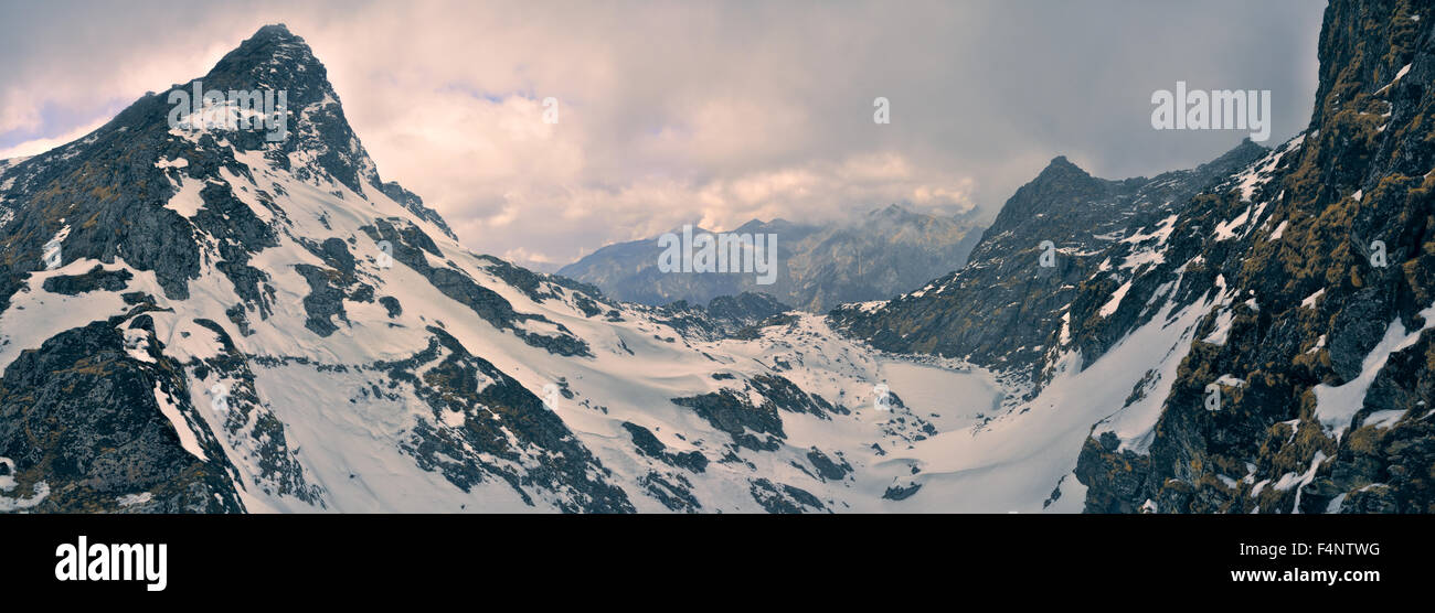 Vue panoramique des montagnes de nuages en Arunachal Pradesh, Inde région Banque D'Images