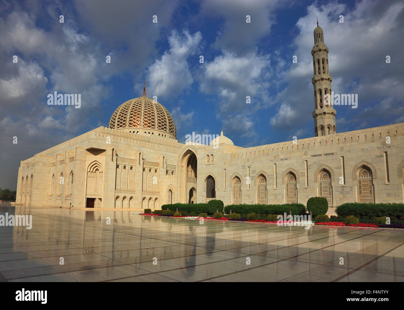 La grande mosquée du sultan Qabus à Muscat est la principale mosquée d'Oman. Elle est valide comme l'un des bâtiments les plus importants de la c Banque D'Images