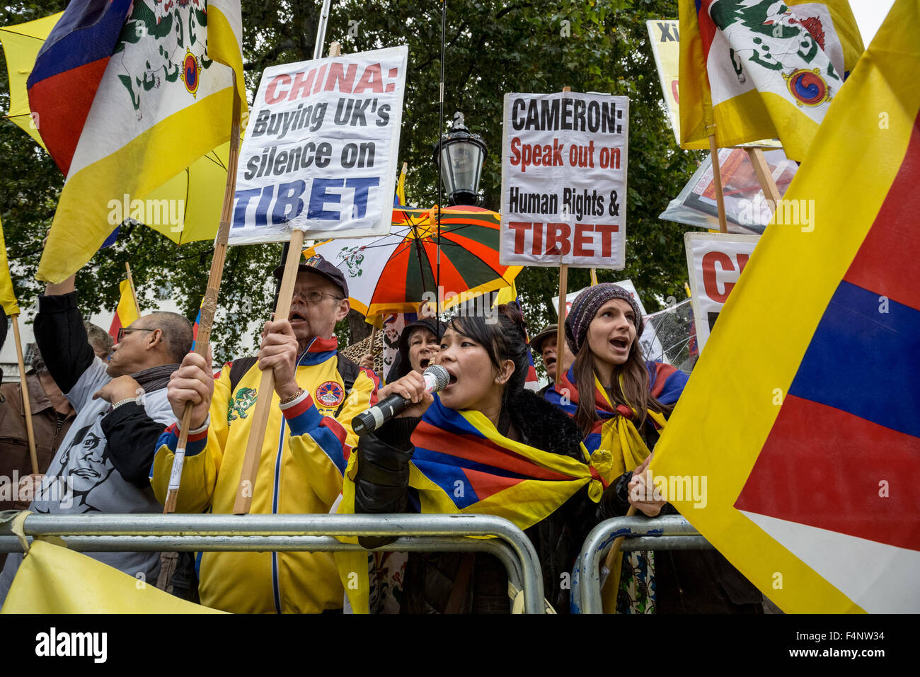 Londres, Royaume-Uni. 21 octobre, 2015. Tibet libre en conflit avec les  manifestants pro-gouvernement Chinois partisans attendent l'arrivée du  président Xi Jinping à Downing Street le deuxième jour de sa visite  officielle au