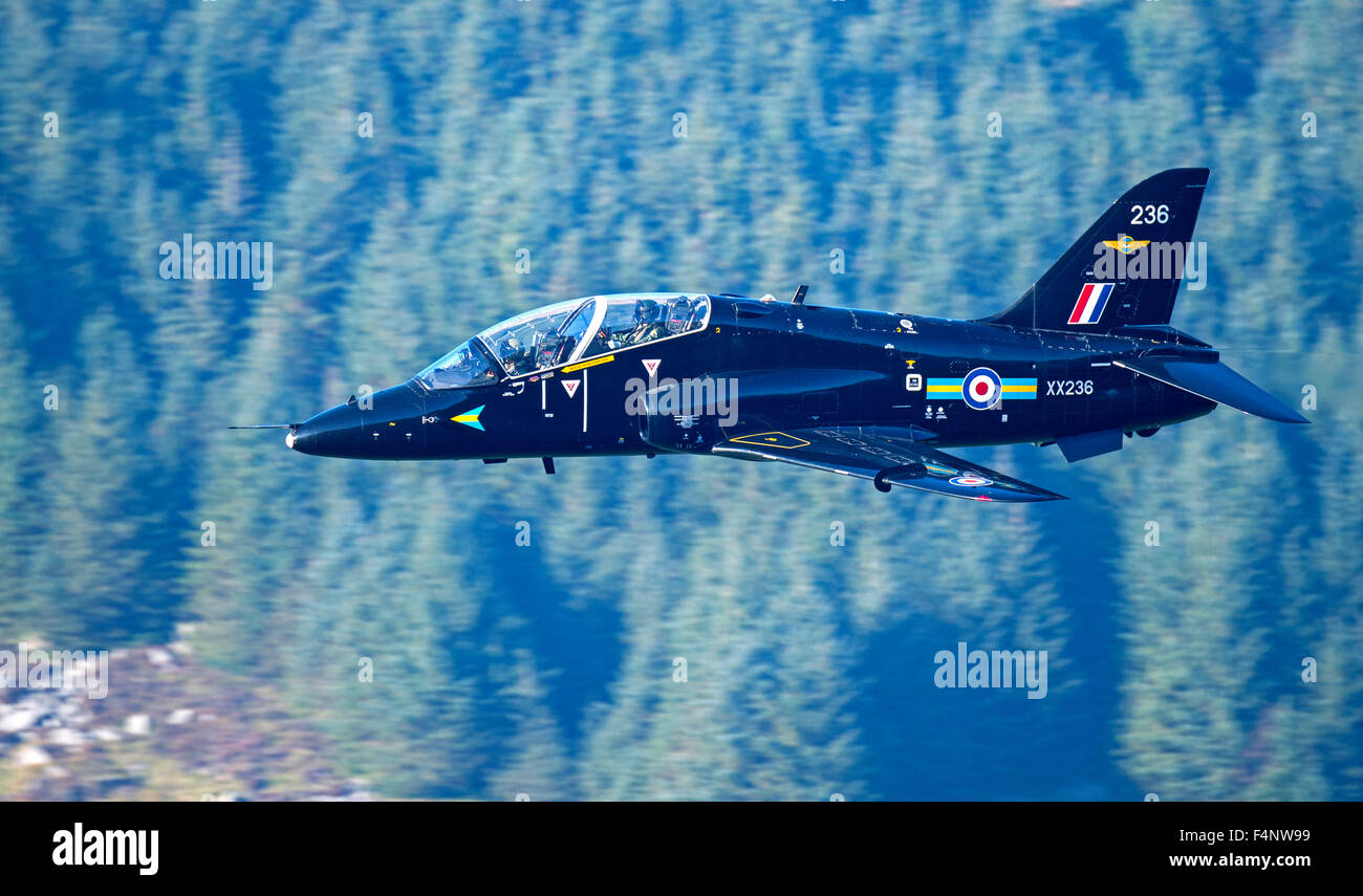 RAF Hawk T1 de vol à basse altitude des avions au Pays de Galles Banque D'Images