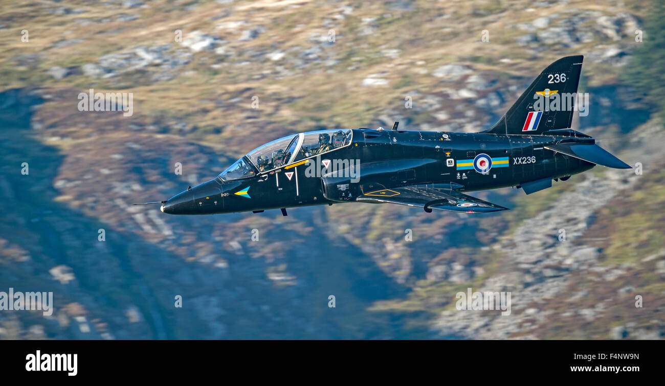 RAF Hawk T1 de vol à basse altitude des avions au Pays de Galles Banque D'Images