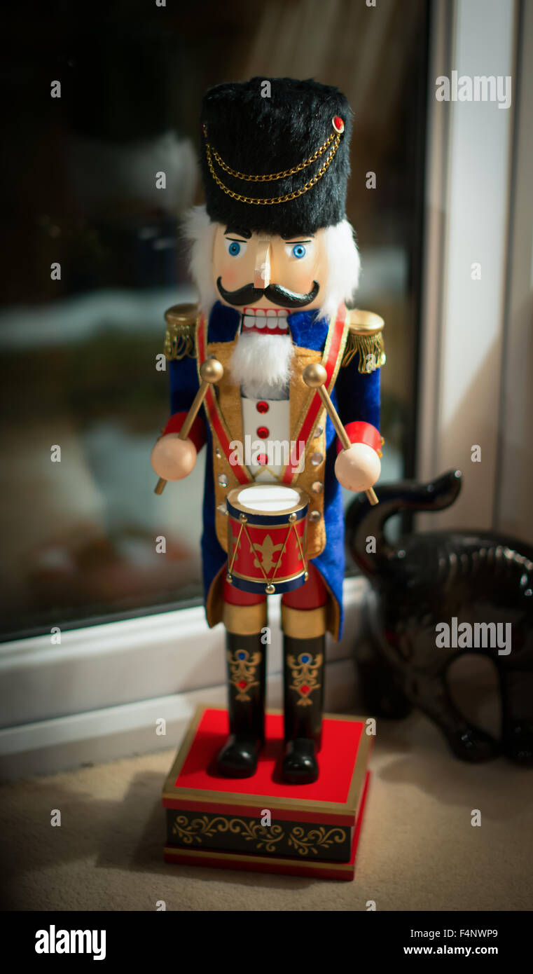 Toy Soldier Casse-Noisette à jouer de la batterie à l'ornement ou décoration de Noël en bois Banque D'Images