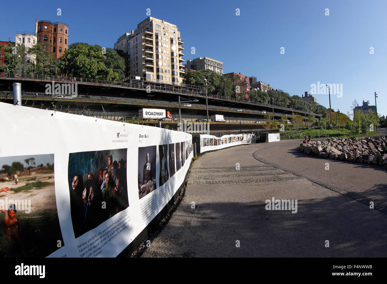 L'article de 'la barrière'' une partie de l'Exposition Photographie Photoville Brooklyn Bridge Park Brooklyn New York City Banque D'Images