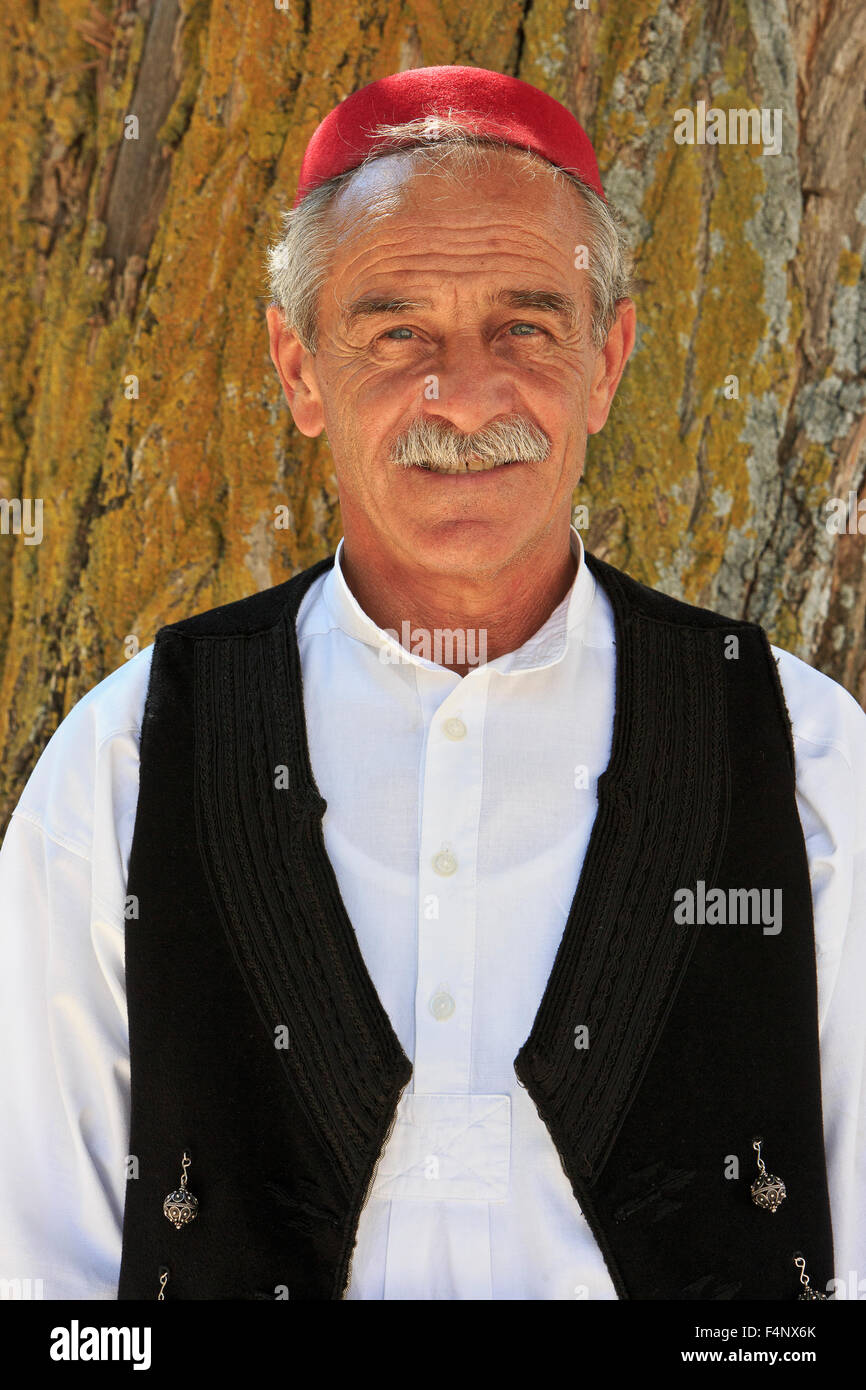 Homme avec un chapeau de feutre rouge traditionnel croate, une chemise  blanche et une veste noire ébroidée à Cilipi, Croatie Photo Stock - Alamy